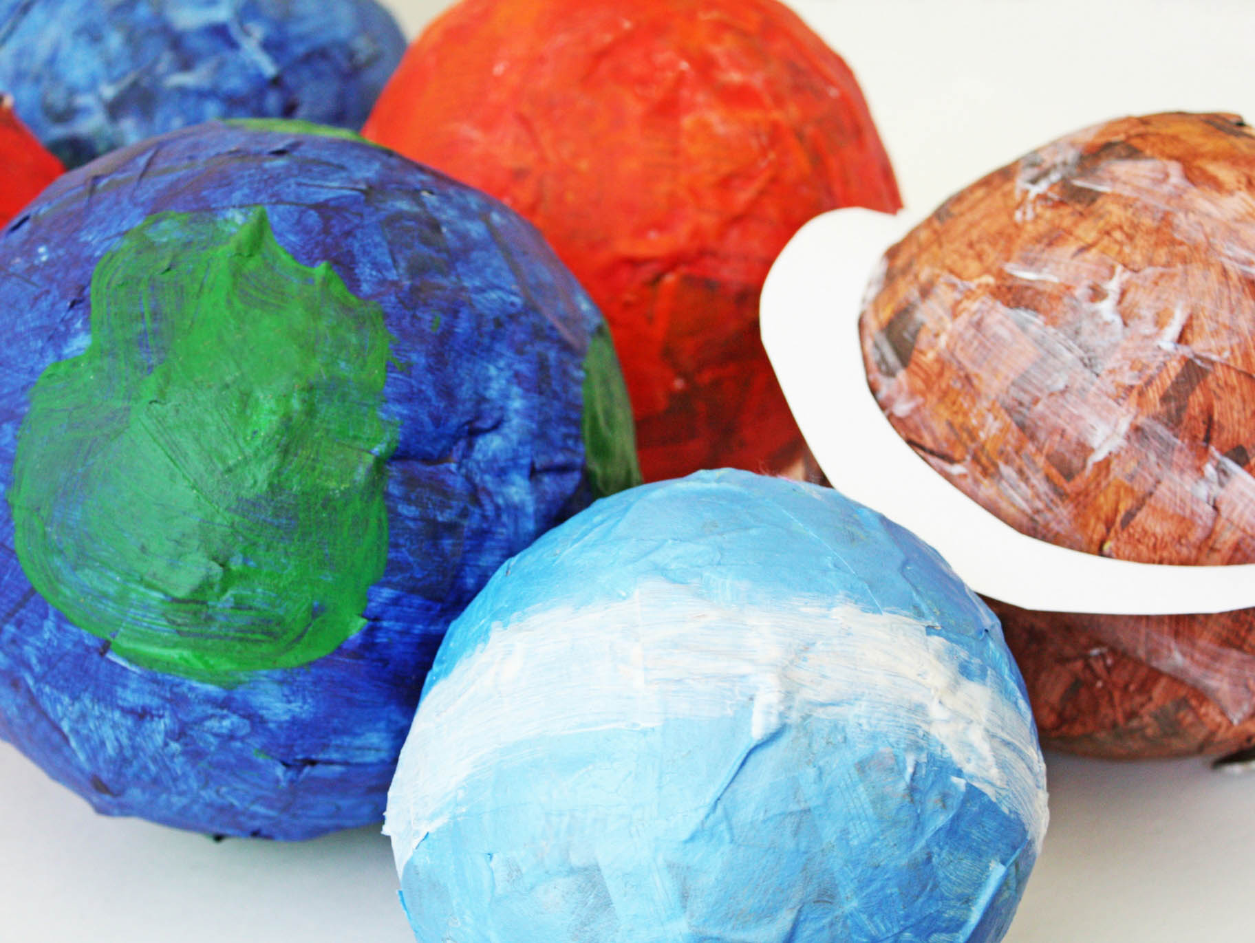 paper-mache-planets-with-balloons-mavieetlereve